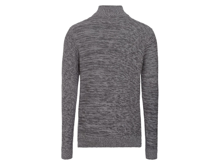 Ein grauer Strickpullover mit Stehkragen für Herren.