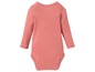 Ein rosa Baby-Body mit langen Ärmeln.