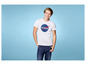 Mann in einem weißen T-Shirt mit NASA-Logo und blauer Jeans.