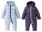Zwei blaue Babyoveralls mit Kapuze, einer mit rosa Punkten