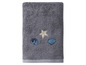 Grauer Handtuch mit Muscheln und Sternen.