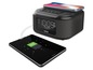 Ein iHome Radiowecker mit einem Smartphone, das per Kabel aufgeladen wird.