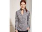 Eine Frau trägt ein graues, gestreiftes Langarmhemd.