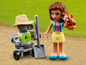 Eine LEGO Friends Minifigur mit einem Eichhörnchen, einem Roboter und einer Schaufel.