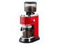 Rote De'Longhi Kaffeemühle mit gemahlenem Kaffee.