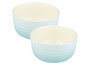 Zwei blaue Le Creuset Schüsseln.