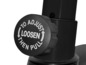 Schwarzer Einstellknopf mit dem Text 'To adjust loosen then pull'.