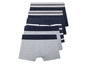 Ein Stapel von vier Boxershorts in Grau und Dunkelblau.