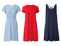 Drei Sommerkleider: ein blaues mit Blumenmuster, ein rotes und ein dunkelblaues.