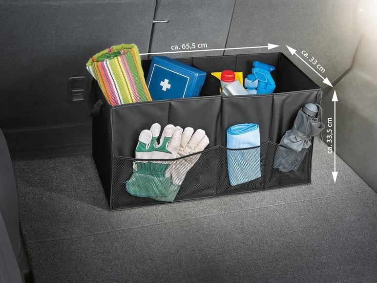 Ein schwarzer Organizer mit Fächern für diverse Utensilien im Kofferraum eines Autos.