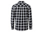 Ein schwarz-weiß kariertes Hemd mit langen Ärmeln.