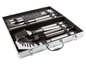 Ein Grillzubehör-Set in einem Aluminiumkoffer mit Zangen, Spateln und einer Grillbürste.