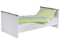 Ein weißes Kinderbett mit grüner Bettwäsche.