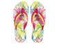 Zwei rosa Flip-Flops mit Blumenmuster von Mistral.
