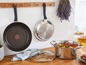 Eine Tefal-Pfanne und ein Topf mit Deckel.