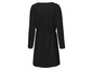 Schwarzes Kleid mit langen Ärmeln und elastischem Bund.
