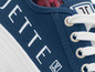 Blaue Canvas-Sneaker mit weißen Schnürsenkeln und der Marke 'Jette'