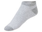 Ein Paar gestreifte Socken in Grau und Weiß