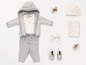 Babykleidung mit gestreiftem Pullover, Hose, Mütze und Schuhen.