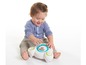Ein Baby spielt mit einem Vtech Toot Toot Cars Spielzeug.
