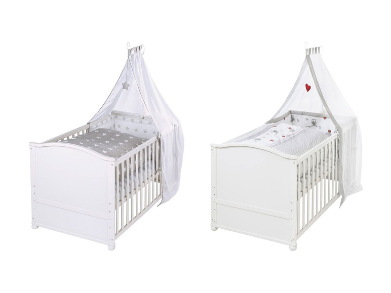 Zwei weiße Babybetten mit Himmel, eines mit Sternen und das andere mit Herzen.