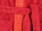 Roter Bademantel mit orangenen Streifen.
