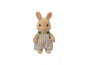 Ein Kaninchen in einem karierten Kleid, eine Spielfigur von Sylvanian Families.