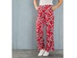 Frau in roten Hosen mit Blumenmuster.
