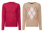 Zwei Strickpullover, einer rosa mit Chevron-Muster und einer beige mit Rautenmuster.