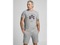 Mann in grauem T-Shirt mit NYC-Aufdruck und passender Shorts.