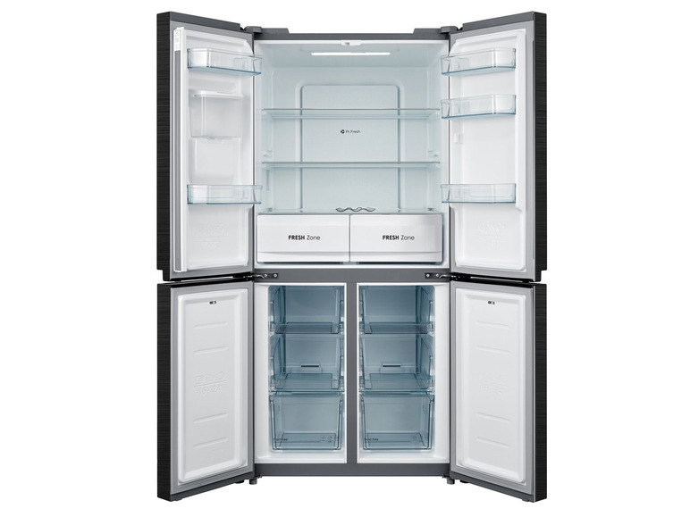 Ein offener Kühlschrank mit drei Türen und einem Gefrierschrank.