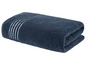 Ein dunkelblaues Handtuch mit weißen Streifen.