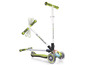 Ein grüner Globber-Tretroller mit verstellbarer Lenkerhöhe.