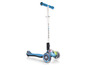 Blauer Globber-Tretroller mit drei Rädern