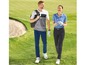 Mann und Frau in Golfkleidung auf einem Golfplatz.