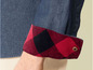 Ein Jeanshemd mit rot-schwarzem Karo-Futter.