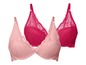 Zwei BHs mit Spitze, einer rosa und einer rot.