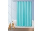 Ein hellblauer Duschvorhang in einem Badezimmer.