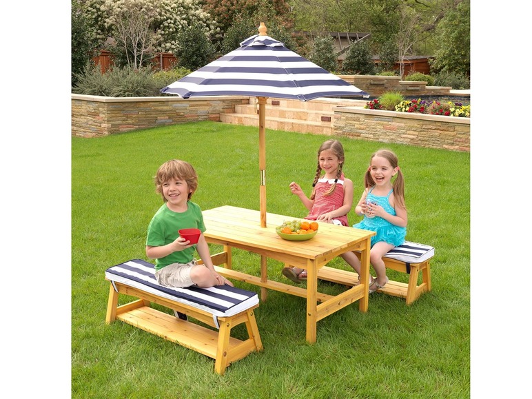 Gehe zu Vollbildansicht: KidKraft Kinder Gartentischset mit Bänken, Kissen und Sonnenschirm - Bild 10