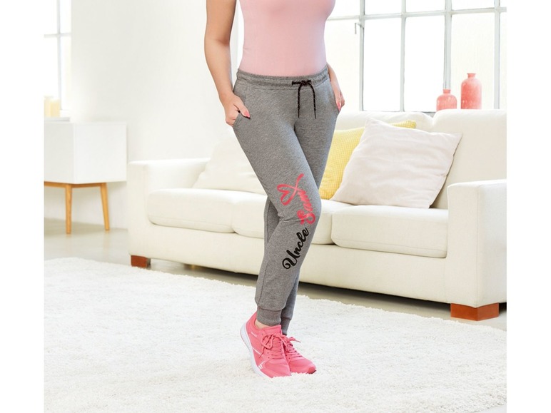 Graue Jogginghose mit dem Aufdruck 'Uncle'.