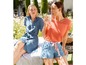 Zwei Frauen in sommerlicher Kleidung: ein blaues Kleid und ein orangefarbenes Shirt mit Shorts.