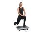 Eine Frau trainiert auf einer Power Plate Vibrations-Plattform.