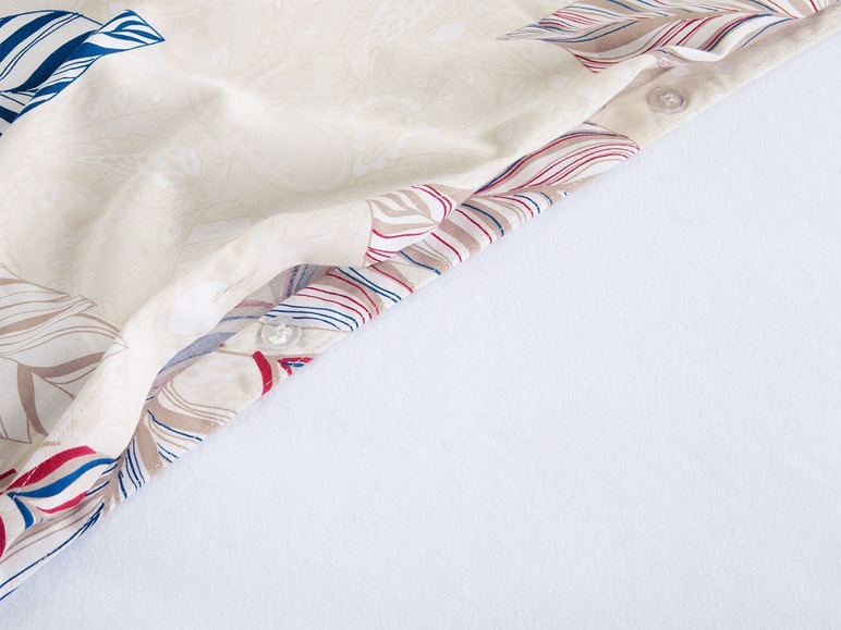 Eine beige Bluse mit Streifen- und Blumenmuster.