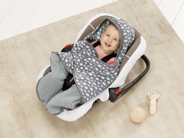 Gehe zu Vollbildansicht: LUPILU® Baby Einschlagdecke, mit Gurtschlitz zur Verwendung in Autositzen, Fleece-Qualität - Bild 7