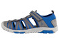 Blaue und graue Sandalen mit Schnallenverschluss.