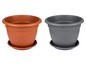 Zwei Plastik-Blumentöpfe mit Unterteller, einer terracottafarben und einer grau.