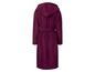 Ein lila Bademantel mit Kapuze.