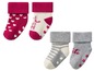 Ein Set Babysocken mit Herzen, Streifen und Punkten.