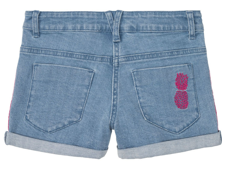 Blaue Jeans-Shorts mit einem rosafarbenen Ananas-Motiv und Streifen.