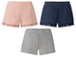 Drei kurze Hosen mit Spitze: rosa, dunkelblau und grau.